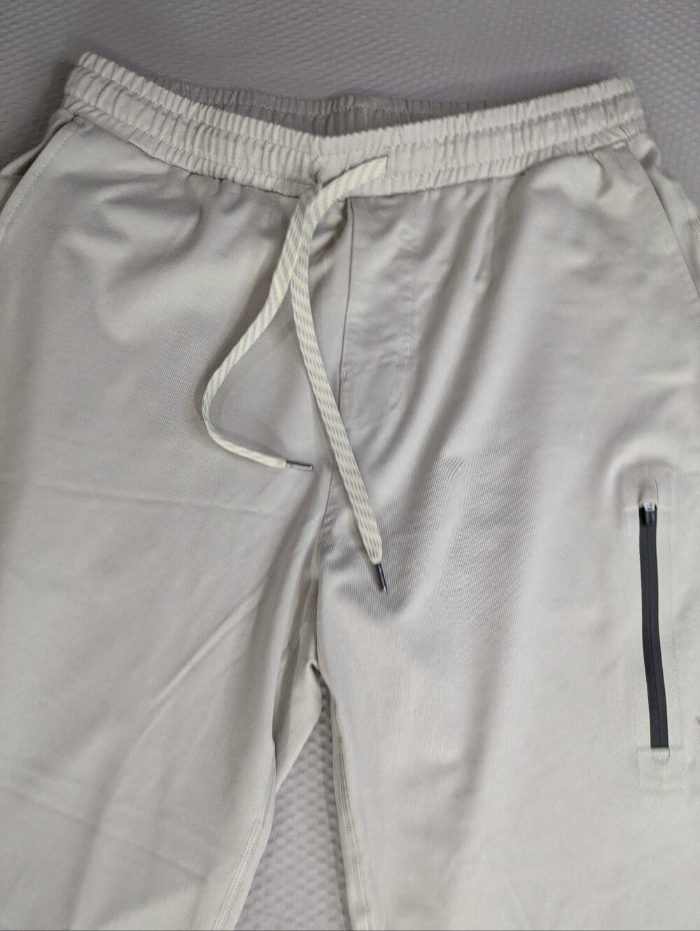Vuori Sunday Performance Joggers Men’s Medium Platinum White V416 - Picture 2 of 7